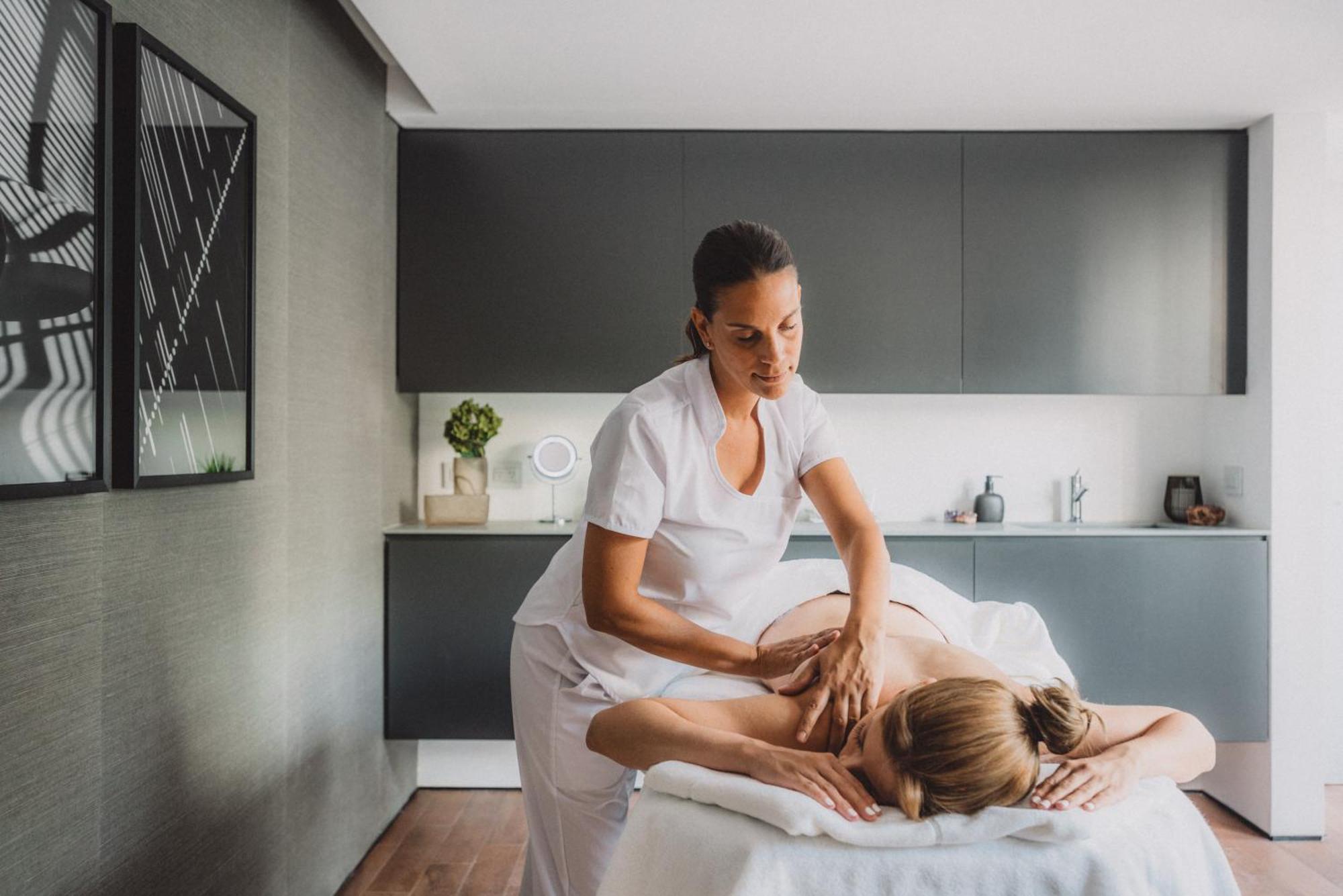 Sls Buenos Aires Puerto Madero 호텔 외부 사진 A massage therapist treating a patient
