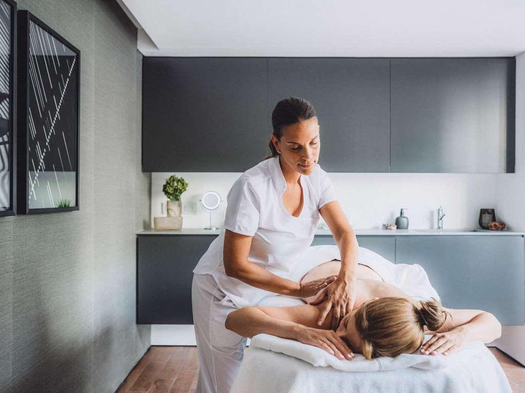 Sls Buenos Aires Puerto Madero 호텔 시설 사진 A massage therapist treating a patient