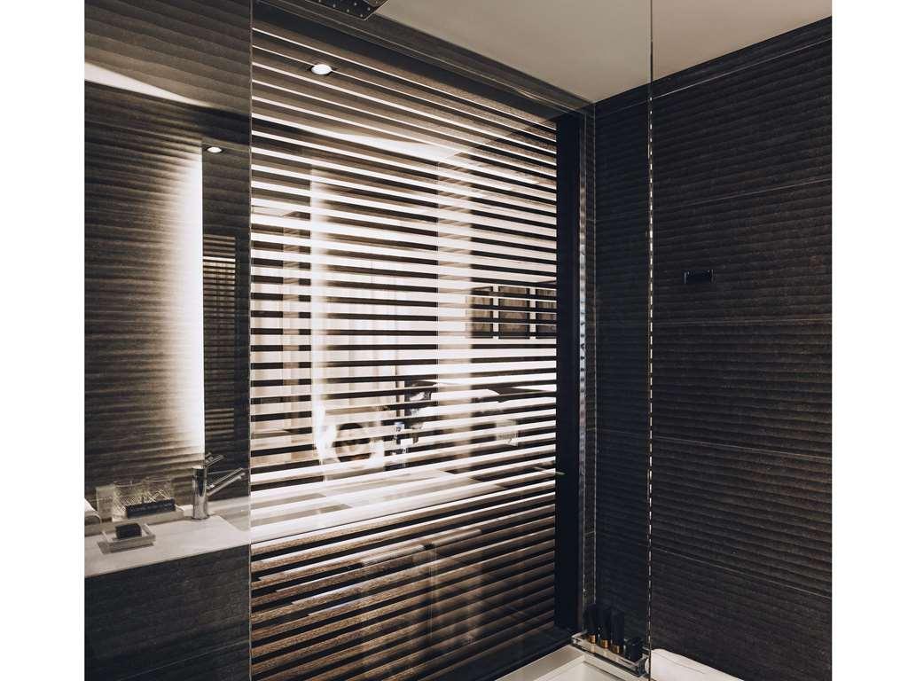 Sls Buenos Aires Puerto Madero 호텔 객실 사진 A shower enclosure with a fixed glass panel
